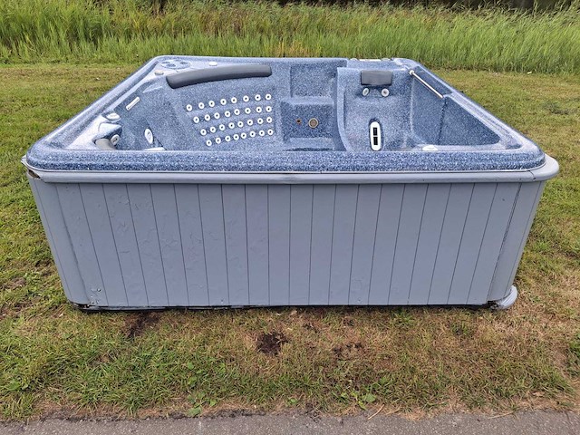 Jacuzzi en buitenspa - afbeelding 22 van  28