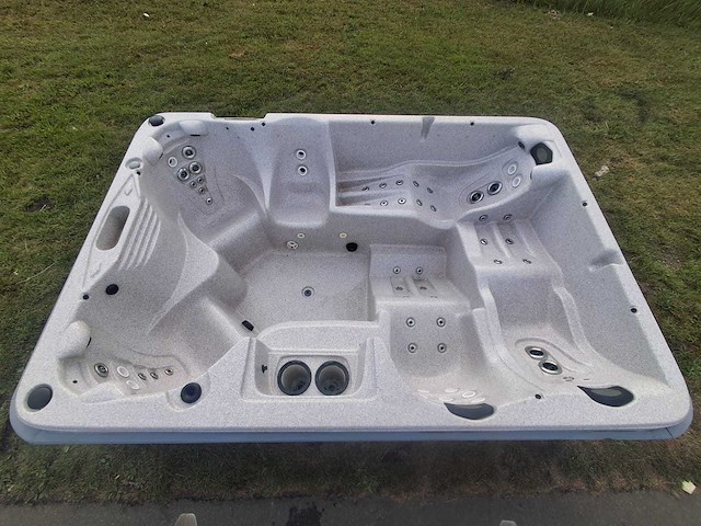 Jacuzzi en buitenspa - afbeelding 1 van  31