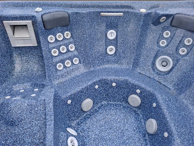 Jacuzzi en buitenspa - afbeelding 7 van  28