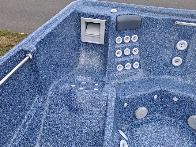 Jacuzzi en buitenspa - afbeelding 8 van  28