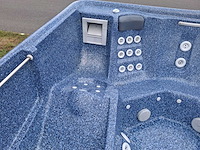 Jacuzzi en buitenspa - afbeelding 8 van  28