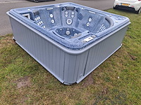 Jacuzzi en buitenspa - afbeelding 9 van  28