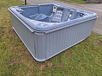 Jacuzzi en buitenspa - afbeelding 10 van  28