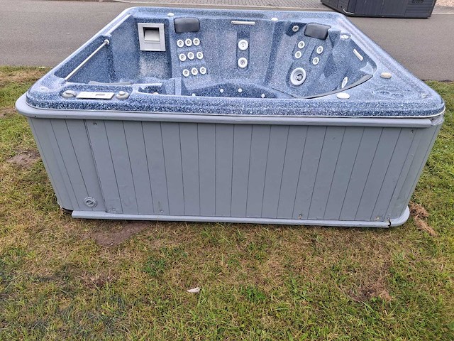 Jacuzzi en buitenspa - afbeelding 11 van  28