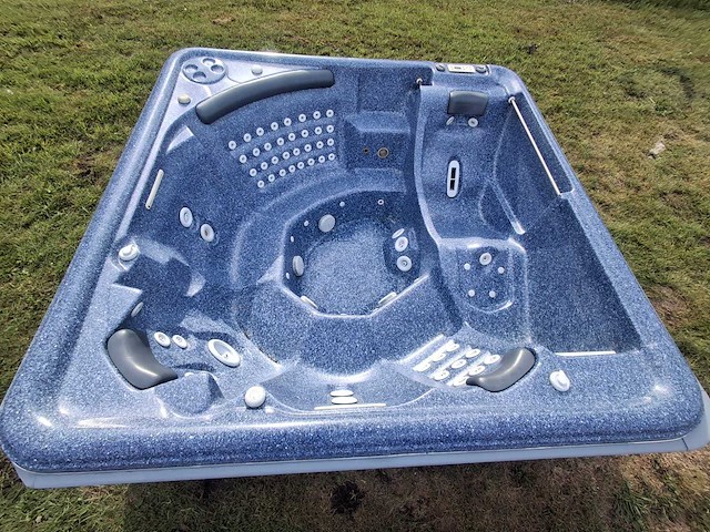 Jacuzzi en buitenspa - afbeelding 12 van  28
