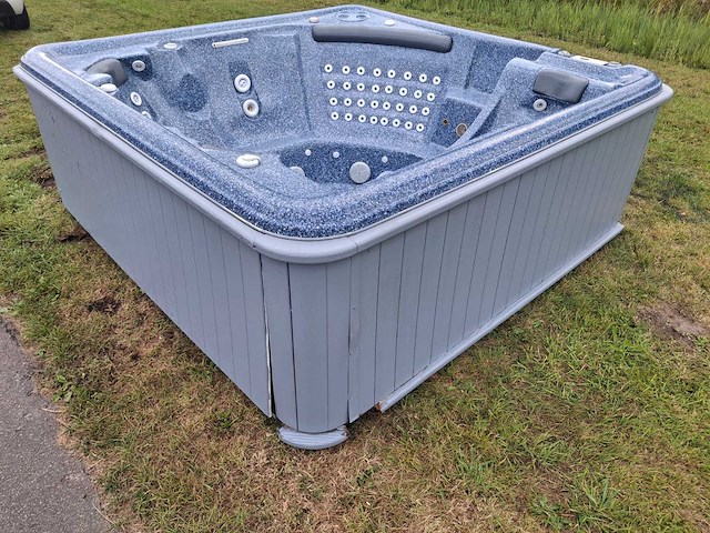 Jacuzzi en buitenspa - afbeelding 23 van  28
