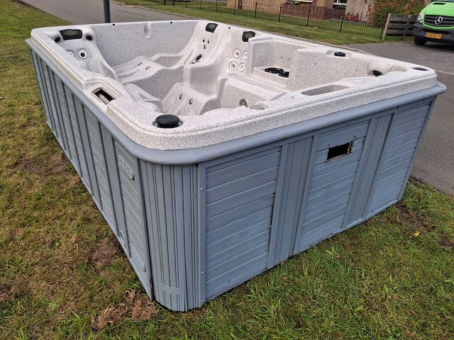 Jacuzzi en buitenspa - afbeelding 17 van  31
