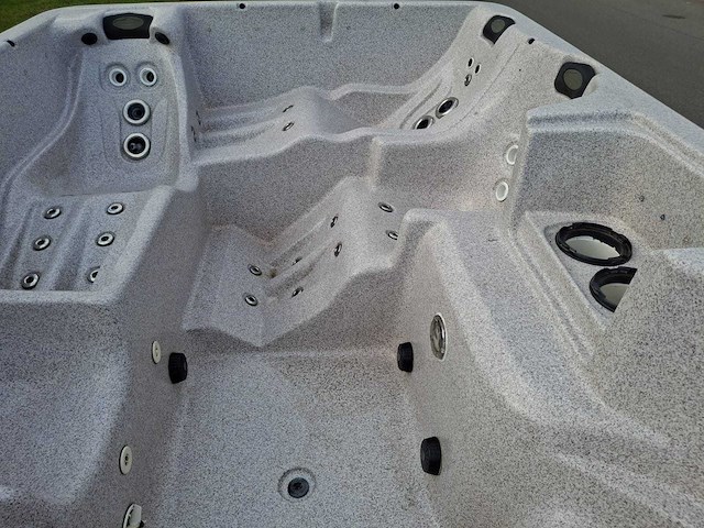 Jacuzzi en buitenspa - afbeelding 8 van  31