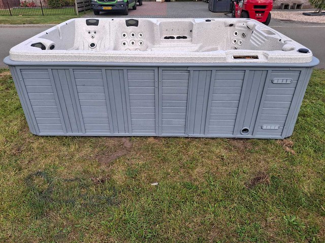 Jacuzzi en buitenspa - afbeelding 18 van  31