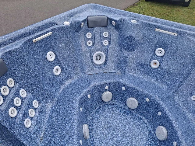 Jacuzzi en buitenspa - afbeelding 4 van  28