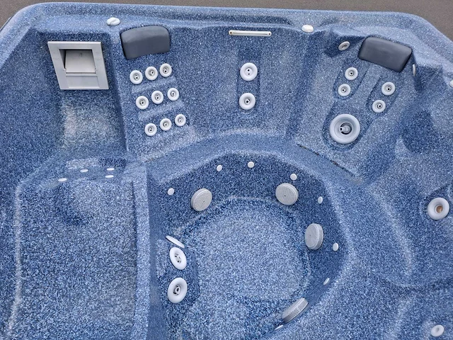 Jacuzzi en buitenspa - afbeelding 5 van  28