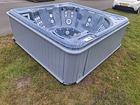 Jacuzzi en buitenspa - afbeelding 9 van  28