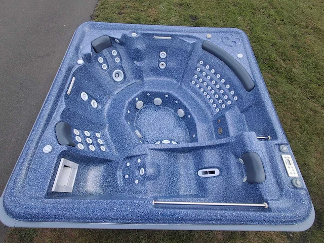 Jacuzzi en buitenspa - afbeelding 1 van  28