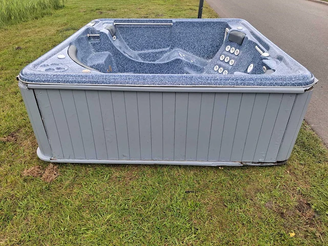 Jacuzzi en buitenspa - afbeelding 13 van  28