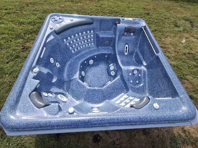 Jacuzzi en buitenspa - afbeelding 12 van  28