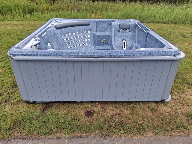 Jacuzzi en buitenspa - afbeelding 22 van  28