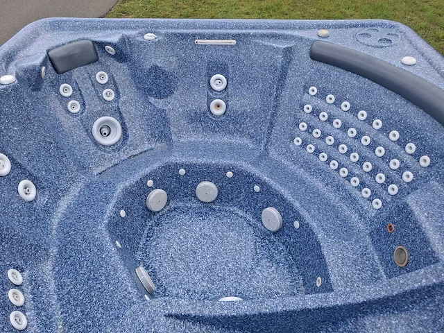 Jacuzzi en buitenspa - afbeelding 28 van  28