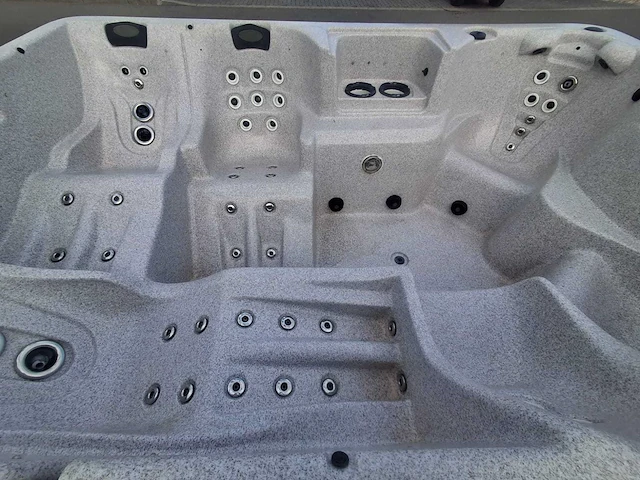 Jacuzzi en buitenspa - afbeelding 2 van  31