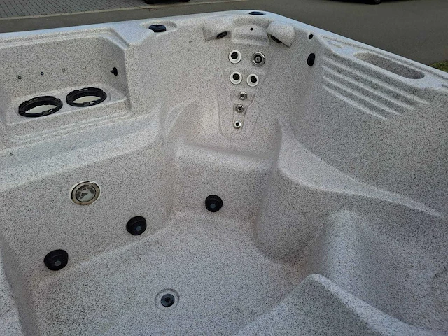 Jacuzzi en buitenspa - afbeelding 3 van  31