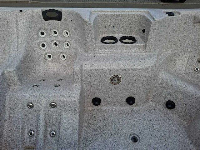Jacuzzi en buitenspa - afbeelding 4 van  31
