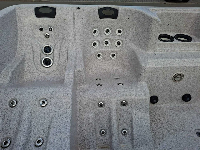 Jacuzzi en buitenspa - afbeelding 5 van  31