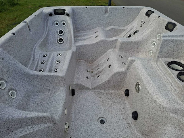 Jacuzzi en buitenspa - afbeelding 6 van  31