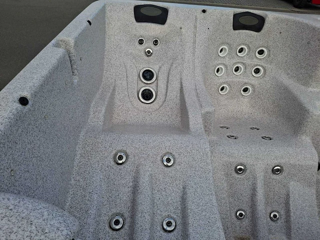 Jacuzzi en buitenspa - afbeelding 7 van  31