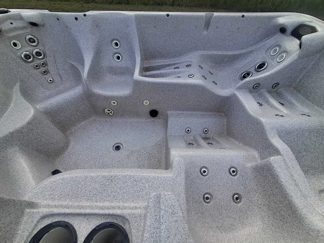 Jacuzzi en buitenspa - afbeelding 10 van  31