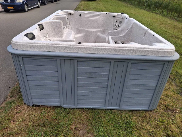 Jacuzzi en buitenspa - afbeelding 16 van  31