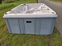 Jacuzzi en buitenspa - afbeelding 19 van  31