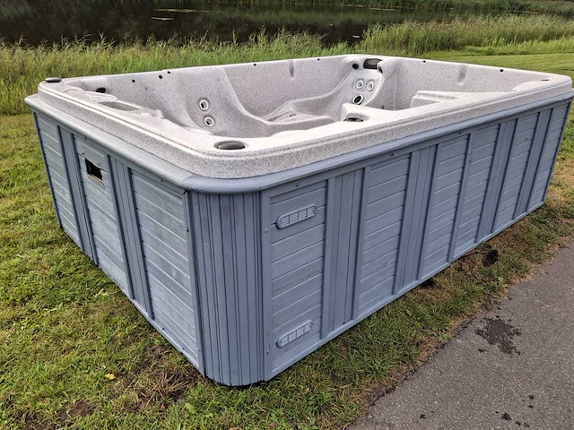 Jacuzzi en buitenspa - afbeelding 20 van  31