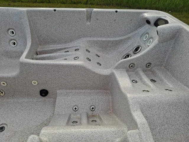 Jacuzzi en buitenspa - afbeelding 26 van  31