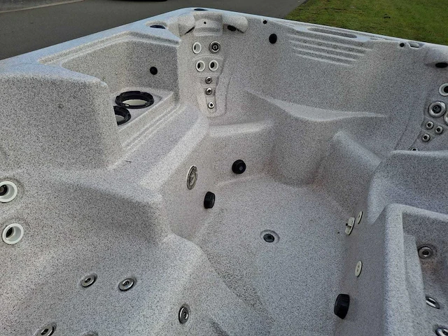 Jacuzzi en buitenspa - afbeelding 31 van  31