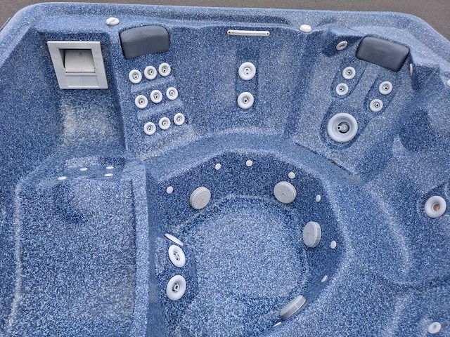 Jacuzzi en buitenspa - afbeelding 13 van  28