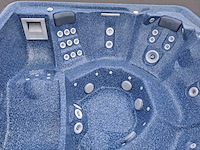 Jacuzzi en buitenspa - afbeelding 13 van  28