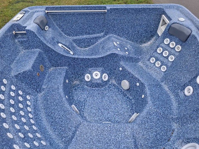 Jacuzzi en buitenspa - afbeelding 27 van  28