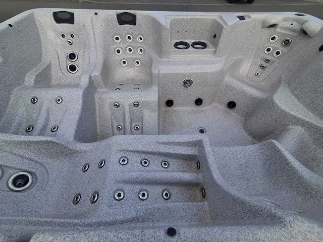 Jacuzzi en buitenspa - afbeelding 10 van  31