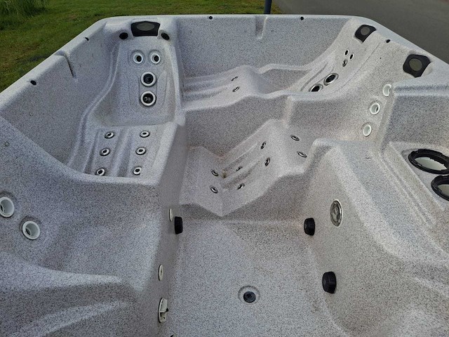 Jacuzzi en buitenspa - afbeelding 14 van  31