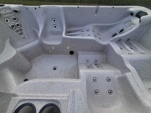 Jacuzzi en buitenspa - afbeelding 18 van  31