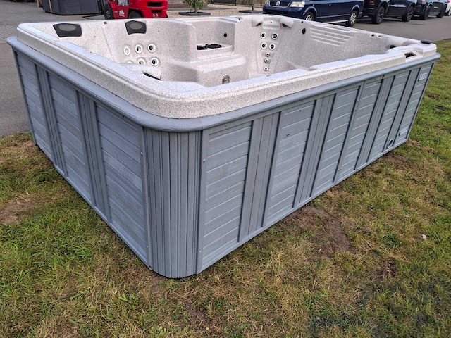 Jacuzzi en buitenspa - afbeelding 21 van  31
