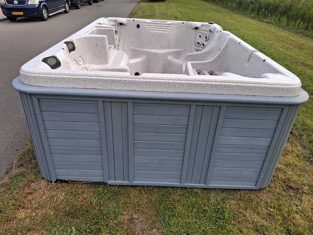 Jacuzzi en buitenspa - afbeelding 23 van  31