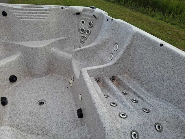 Jacuzzi en buitenspa - afbeelding 3 van  31