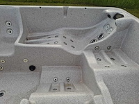 Jacuzzi en buitenspa - afbeelding 4 van  31