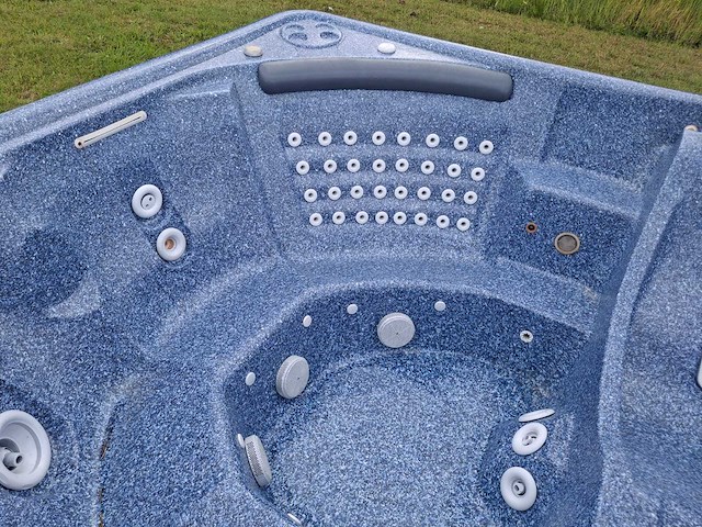 Jacuzzi en buitenspa - afbeelding 18 van  28