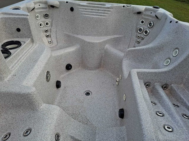 Jacuzzi en buitenspa - afbeelding 30 van  31