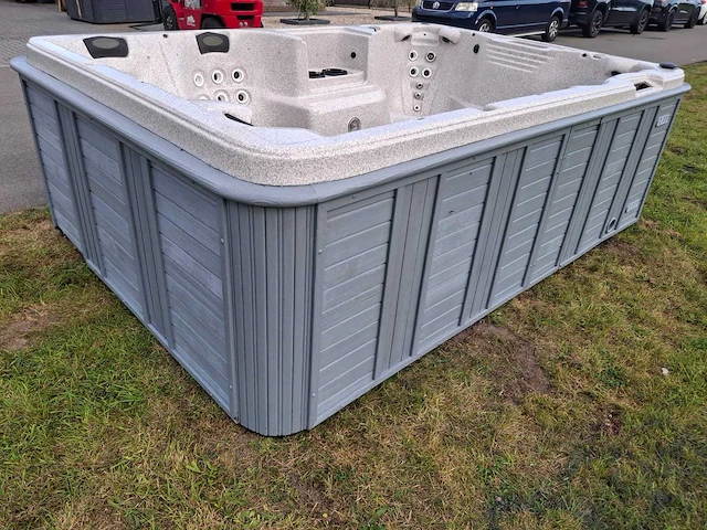 Jacuzzi en buitenspa - afbeelding 14 van  31