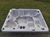 Jacuzzi en buitenspa - afbeelding 12 van  31