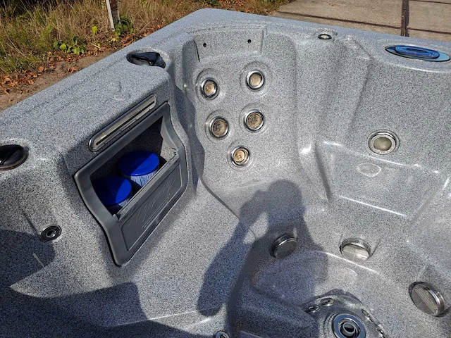 Jacuzzi en buitenspa - afbeelding 11 van  33