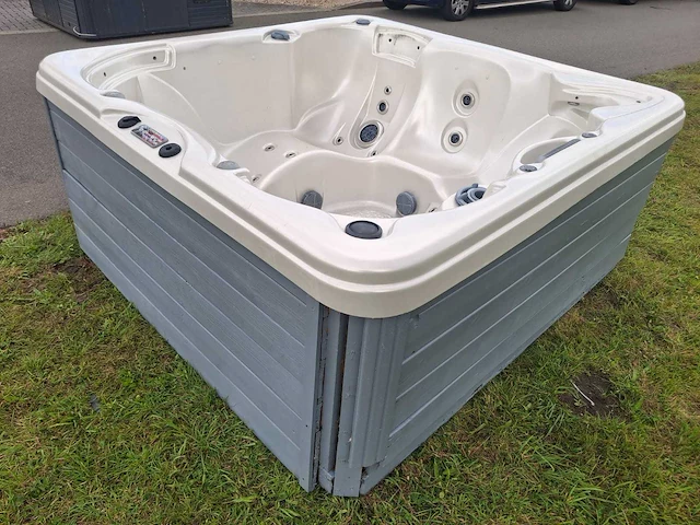 Jacuzzi en buitenspa - afbeelding 10 van  26