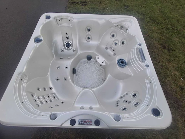 Jacuzzi en buitenspa - afbeelding 12 van  26